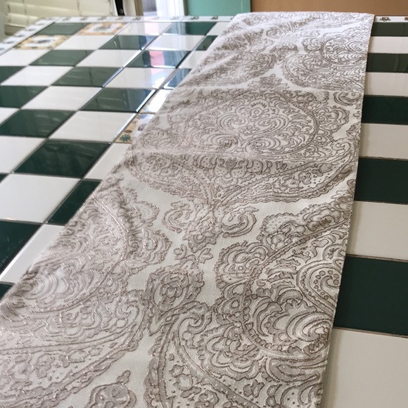 Jacquard Print Table Runner - Picture 6 of 10